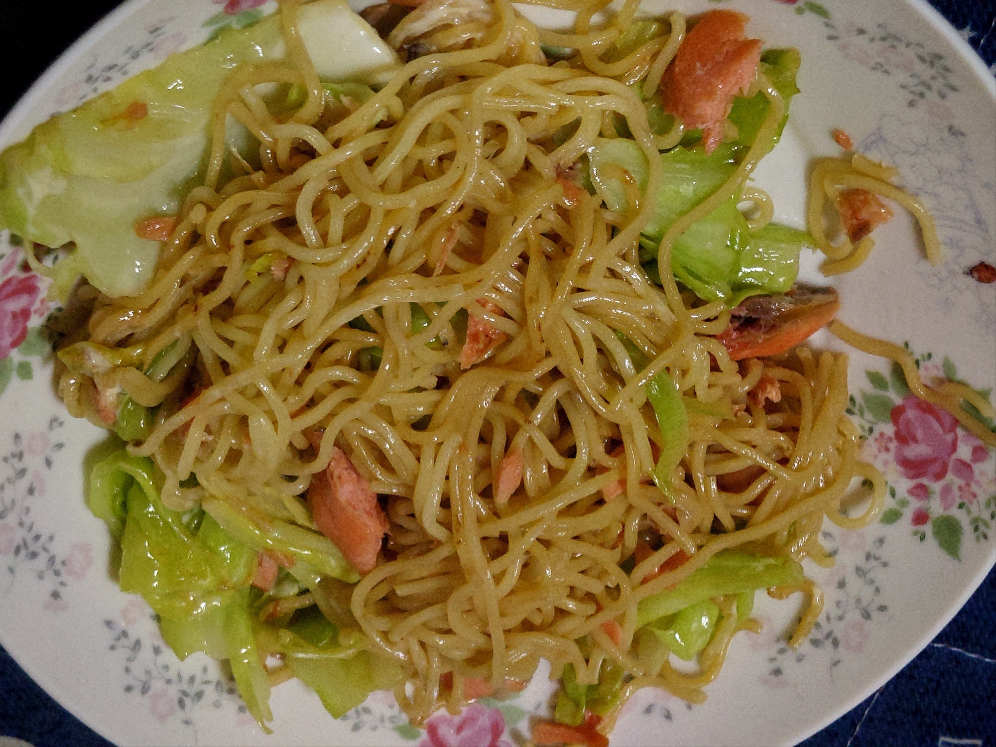 キャベツと鮭のしょうゆマヨ焼きそば