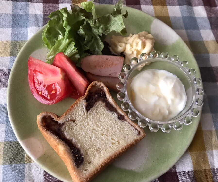 あんこ食パンとレモンはちみつヨーグルトの朝ご飯