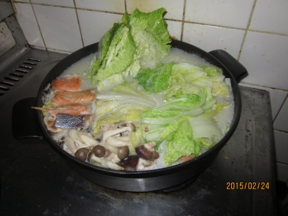 インパクト大！　鮭と白菜の豆乳鍋