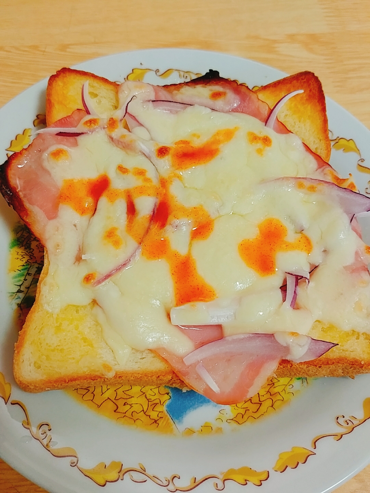 ベーコンと赤玉葱のピリ辛チーズトースト