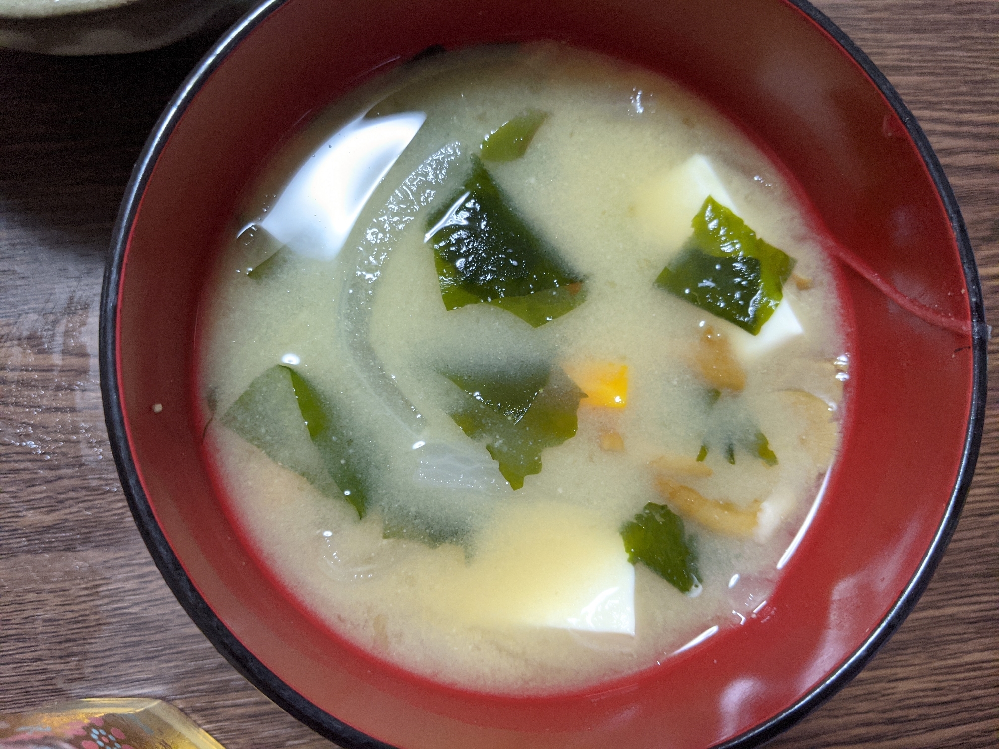 玉ねぎと豆腐とカボチャとワカメの味噌汁