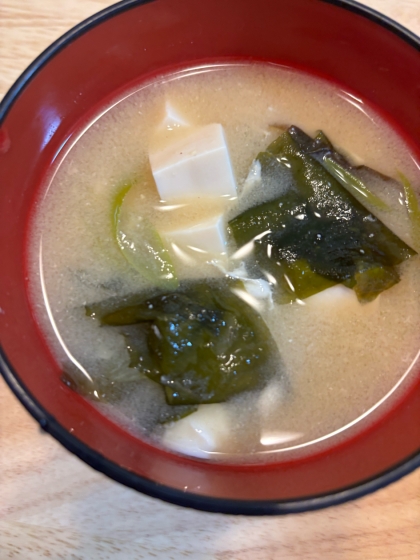 新たまねぎ、わかめのお味噌汁