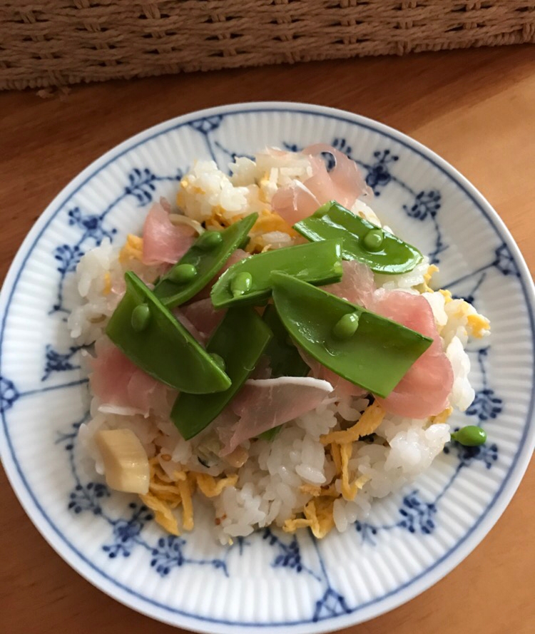 スナップえんどうと生ハムのちらし寿司