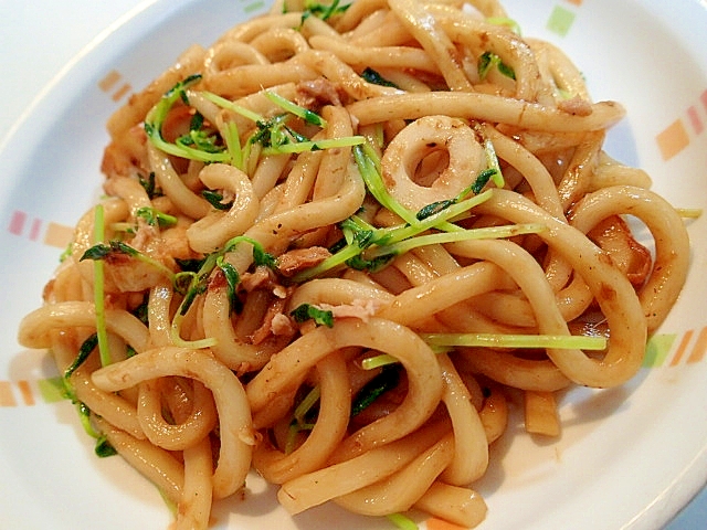 ぐるめのたれマヨで　ツナと竹輪と豆苗の焼きうどん♪