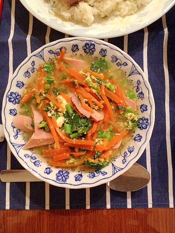 のらぼう菜と人参と魚肉ソーセージの中華スープ