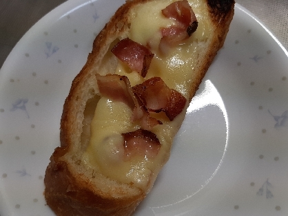 フランスパンでベーコンチーズトースト