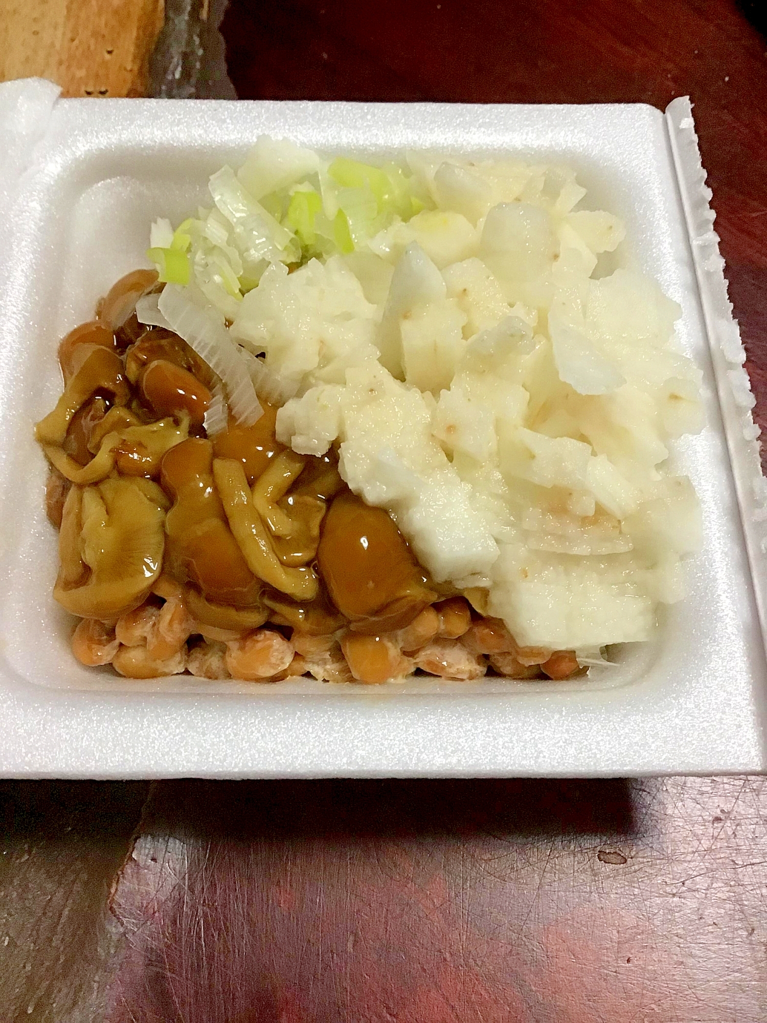 なめこと長芋と納豆の和え物。