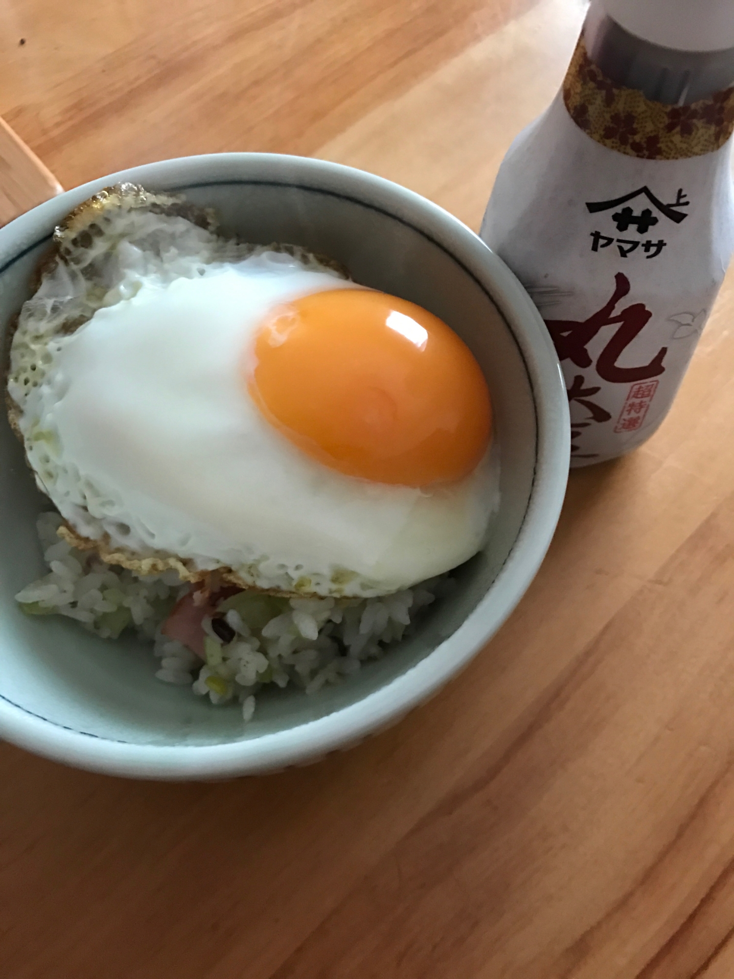 ベーコンチャーハンの目玉焼きのせ