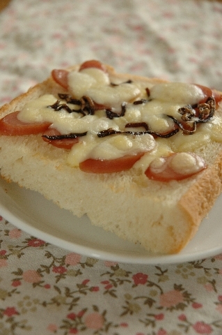 チーズとウインナーの塩昆布トースト☆