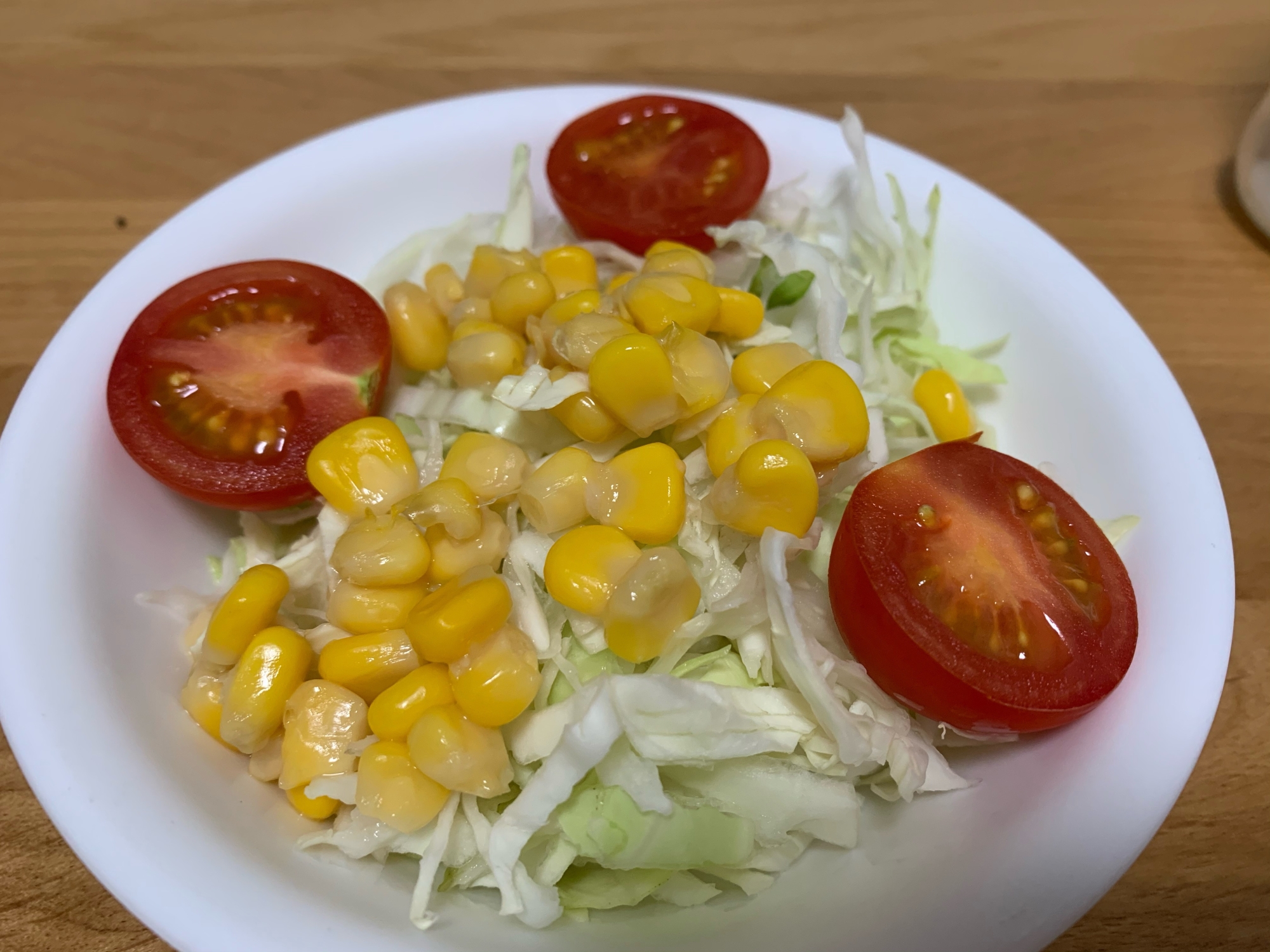 キャベツとトマトとコーンの彩り簡単サラダ