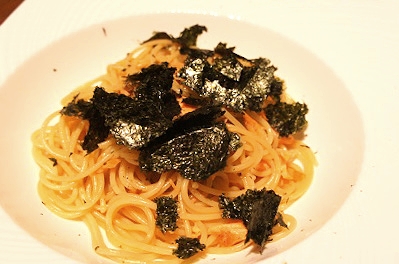 ビールがワインがすすむ、燻製鮭の和風パスタ