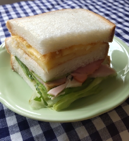 照り焼きチキンとスクランブルエッグのサンドイッチ