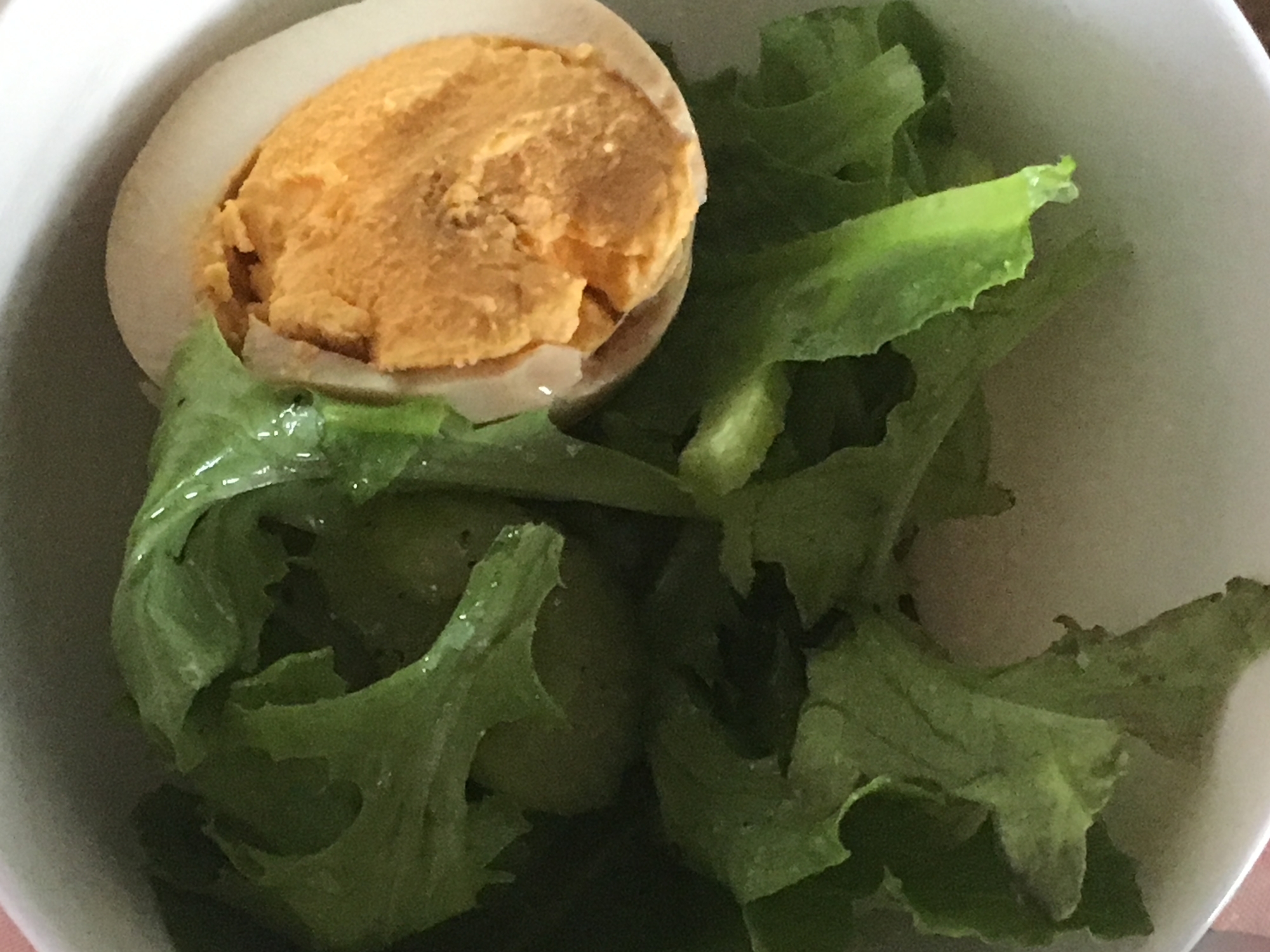 セロリ、味付き卵、ガーデンレタスのサラダ