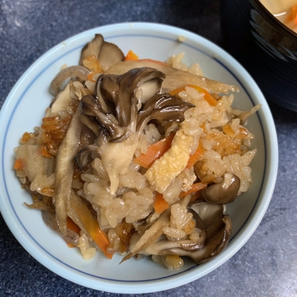 舞茸の炊き込みご飯、初めて作ってみました。歯ごたえも香りも良くて、味付けも優しく美味しかったです！炊飯器で気軽に作れてよかったです！