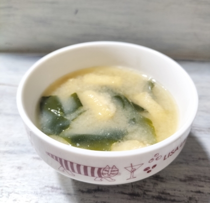 わかめと油揚げの味噌汁（鰹だし）