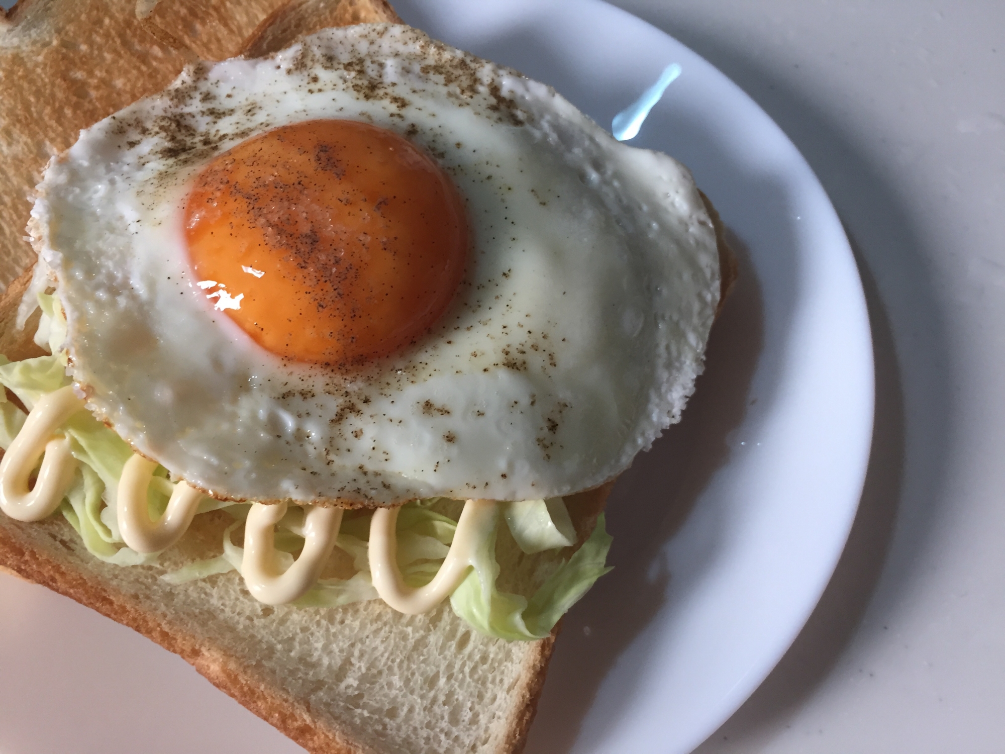 【簡単レシピ】千切りキャベツと目玉焼きのトースト