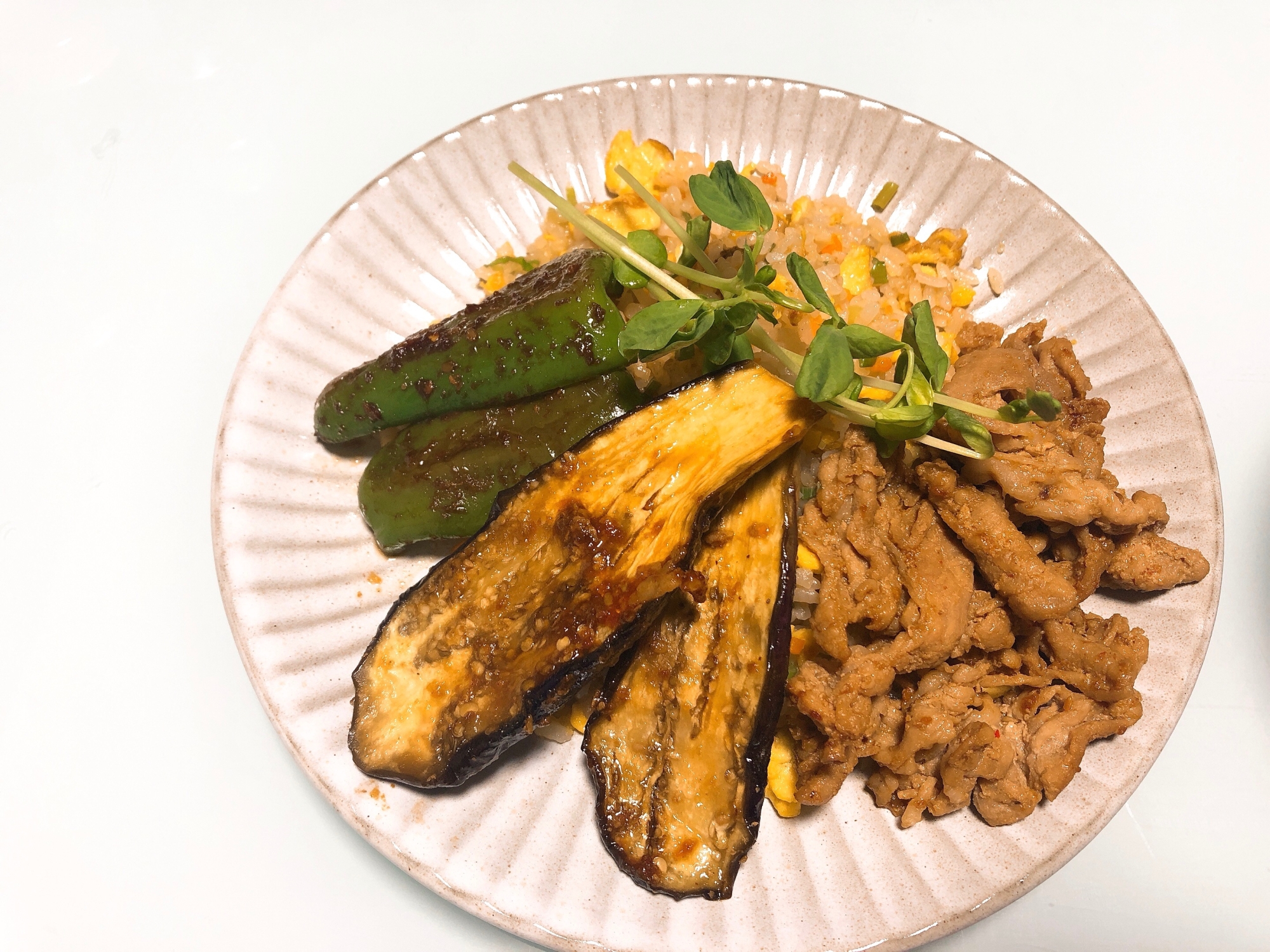 【ガッツリ男飯】焼肉のたれで夏野菜炒飯