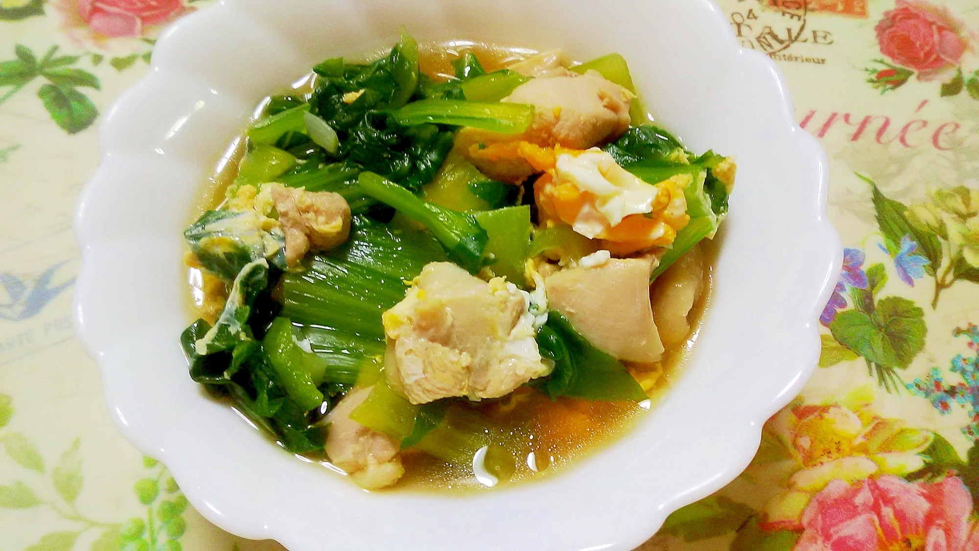 チンゲン菜と鶏肉と卵の中華風スープ