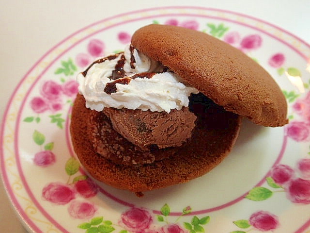 チョコアイス＆ホイップ　サンド　チョコブッセ