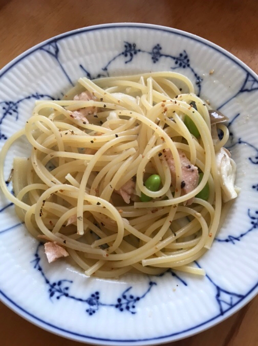 サーモンとしめじ、枝豆のパスタ