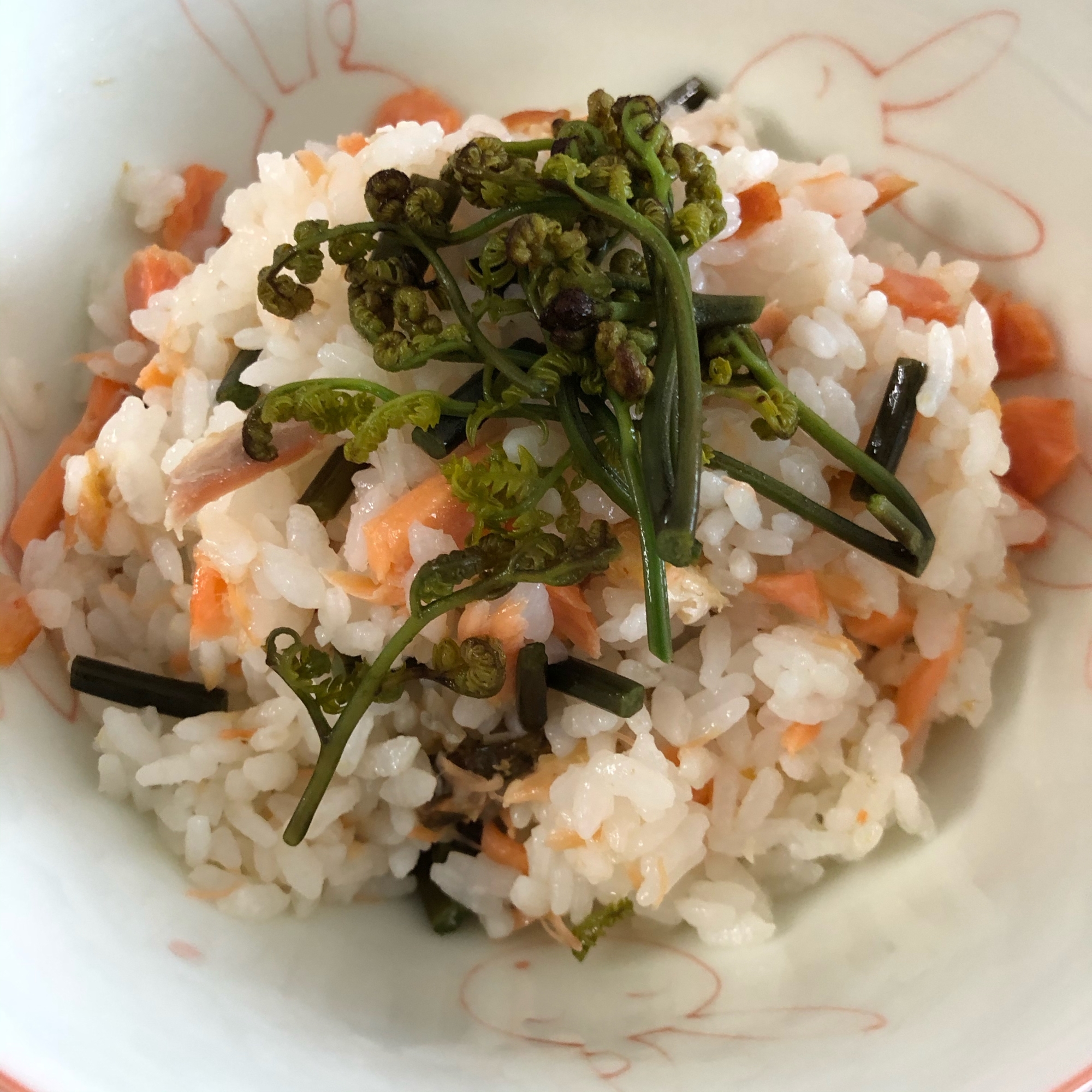 絶妙に美味しい♪ 塩鮭とわらびの混ぜご飯♪