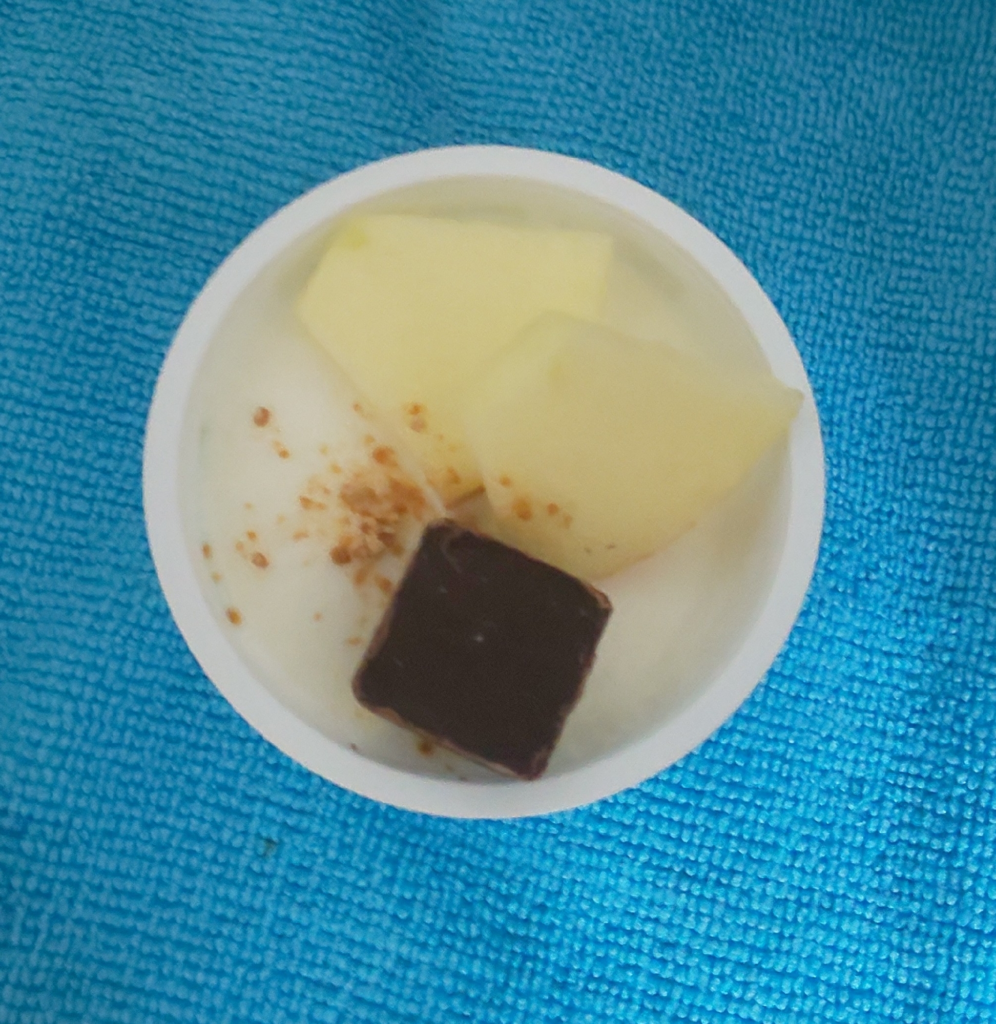 ヨーグルトにりんごとチョコを♪
