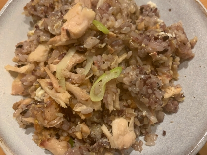 黒米入りご飯で色は悪いですが…チキン余すことなく使えて、美味しかったです。