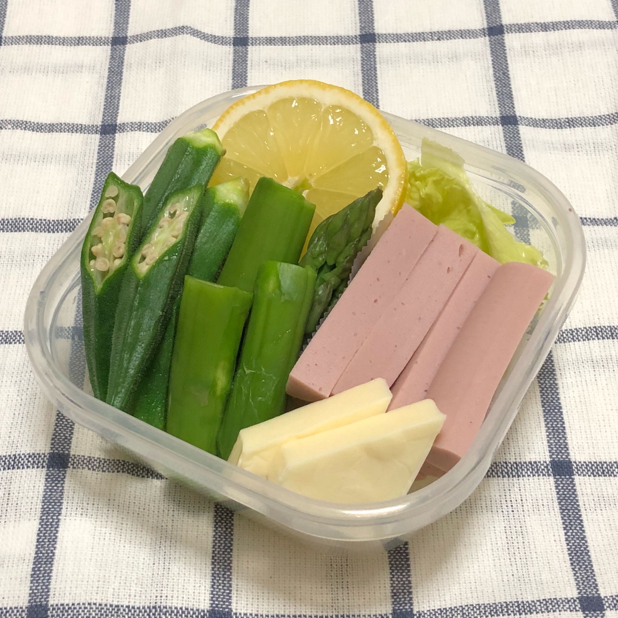 3種類野菜とソーセージとチーズの塩レモンサラダ♪