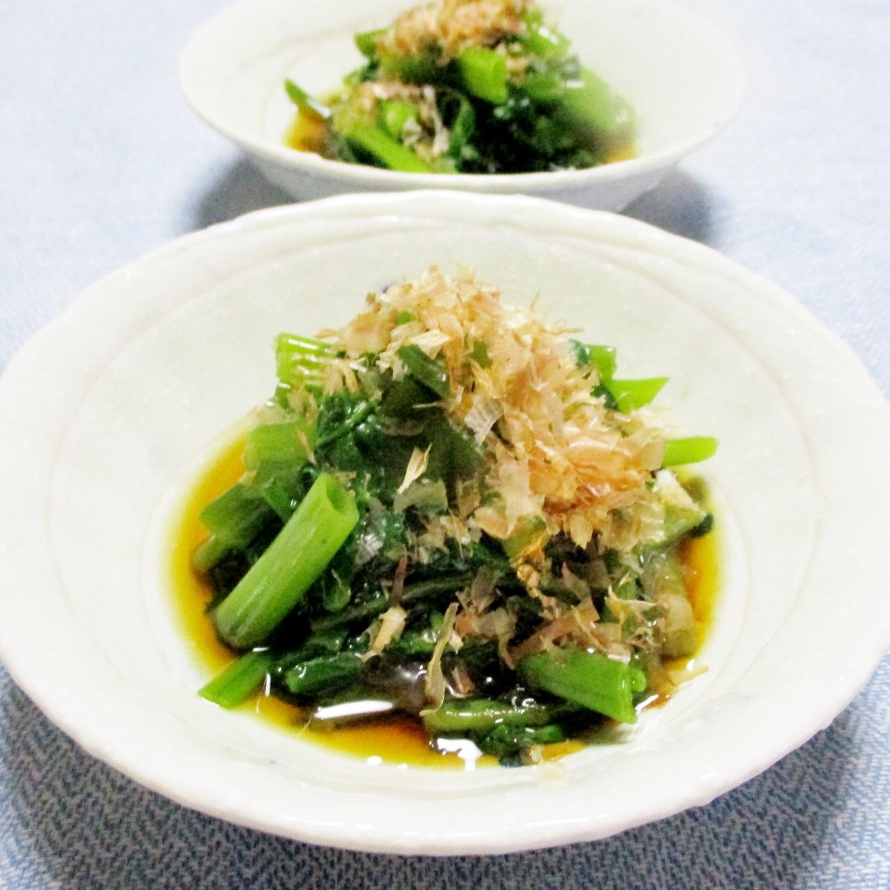 白い皿に盛り付けた空心菜のお浸し