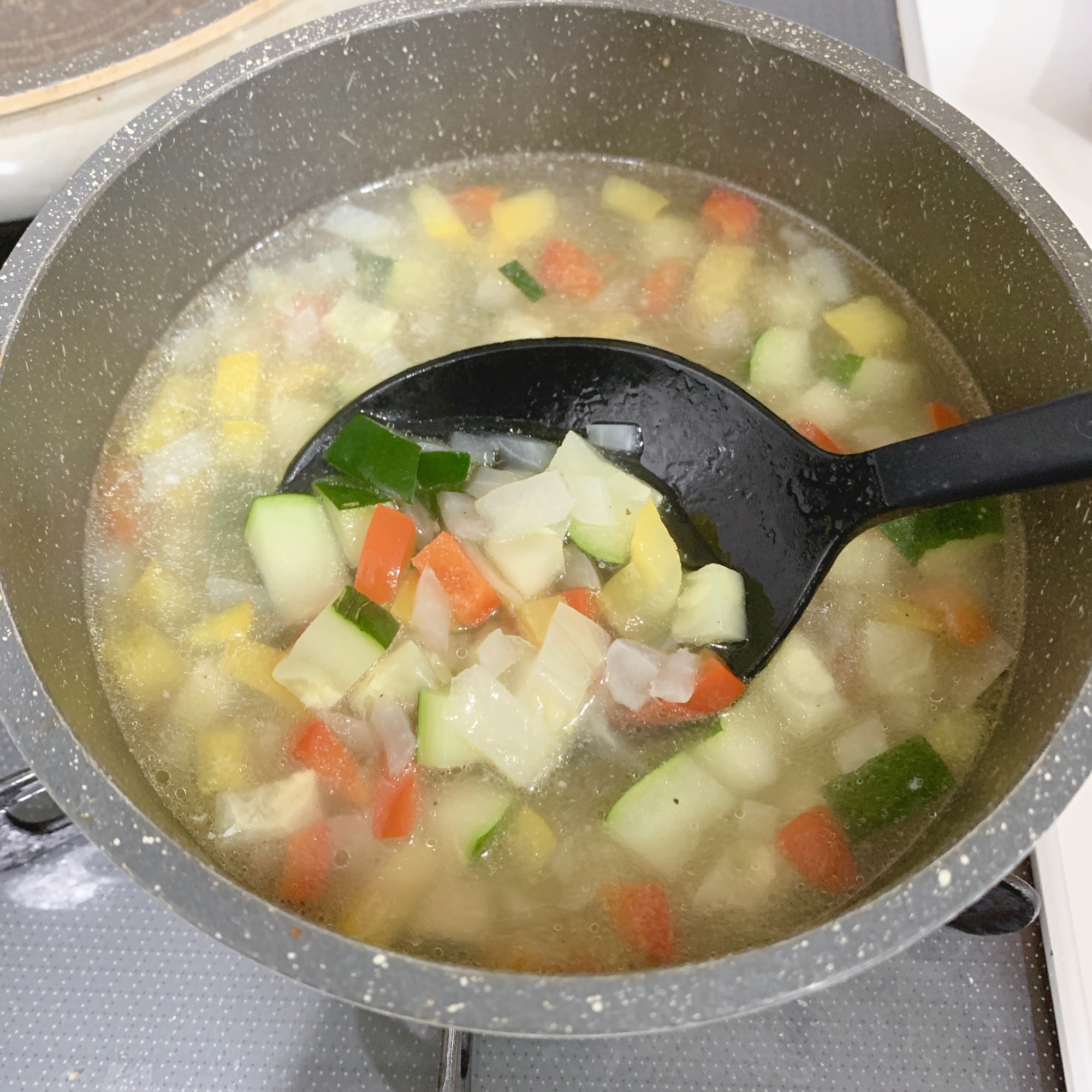 ズッキーニとパプリカの野菜スープ