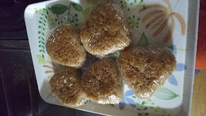 買わなくても家でこんなに簡単で美味しく焼きおにぎりが作れるんですね☆子供の朝食に出したら喜んで食べていました。冷凍食品で買うことはもうないです。