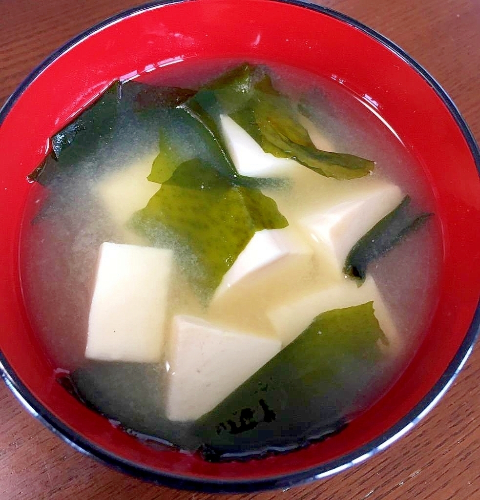 お湯が沸騰すれば完成！豆腐とわかめの味噌汁