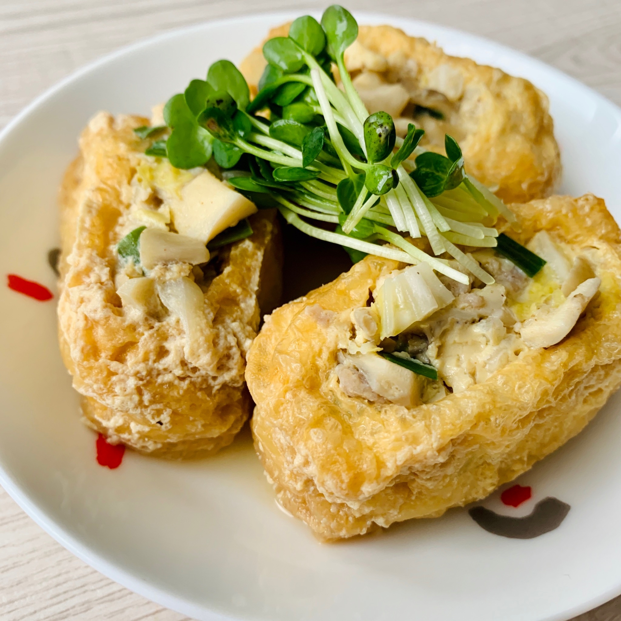 白い皿に盛られた餃子のタネの包み煮