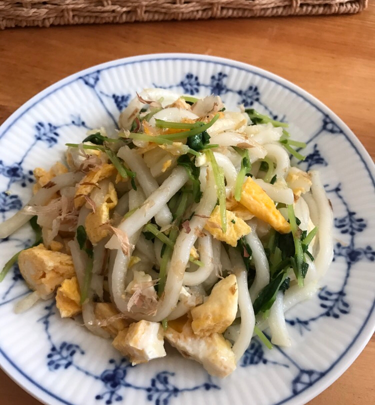 豆苗と炒り卵の鰹節焼きうどん