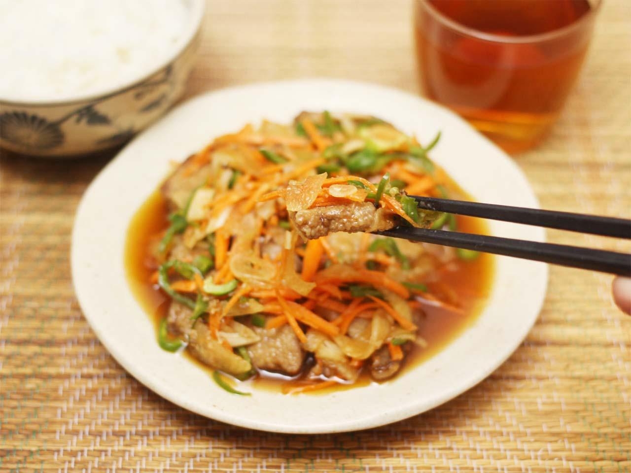 白い皿に盛り付けた揚げレバー南蛮