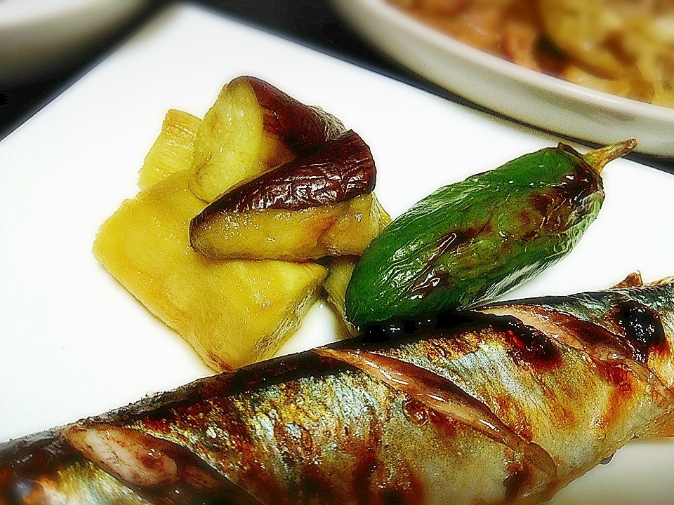 焼き魚のトマト、バジル、クリスピークラム添えのレシピ