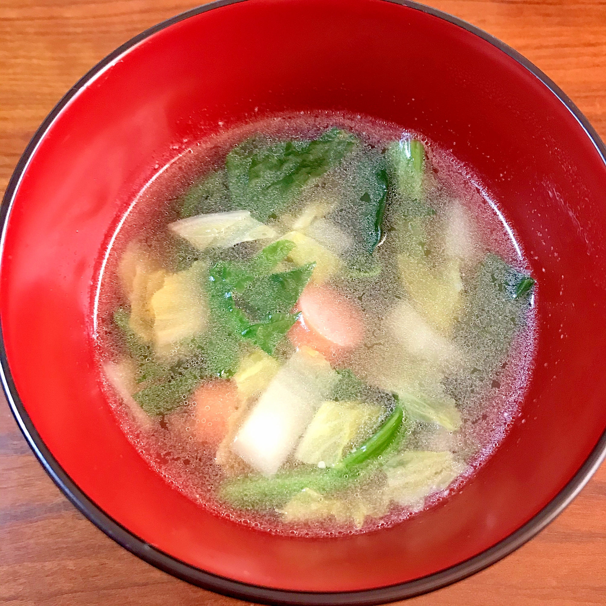 白菜とほうれん草とウィンナーの中華スープ