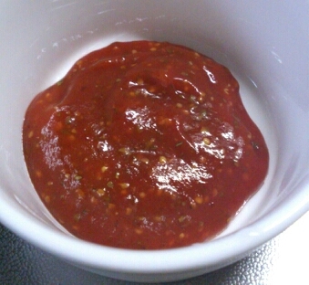 白い器に入った簡単ピザソース
