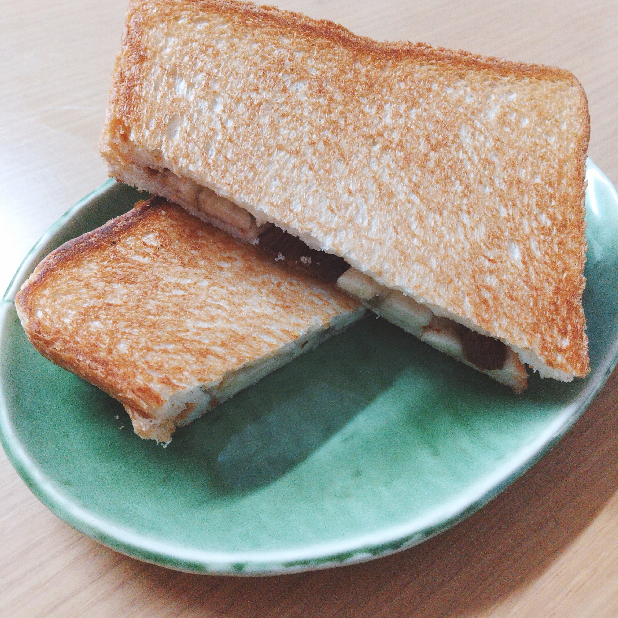 シナモン風味♪バナナとレーズンのホットサンド