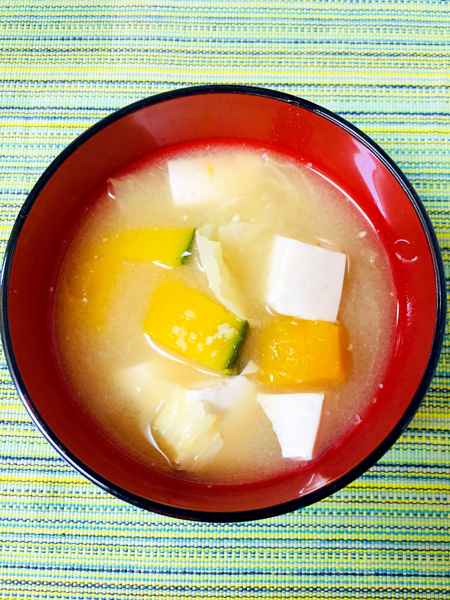 かぼちゃとキャベツと豆腐のお味噌汁