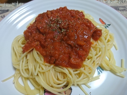 生のトマトから作ったトマトソーススパゲティ