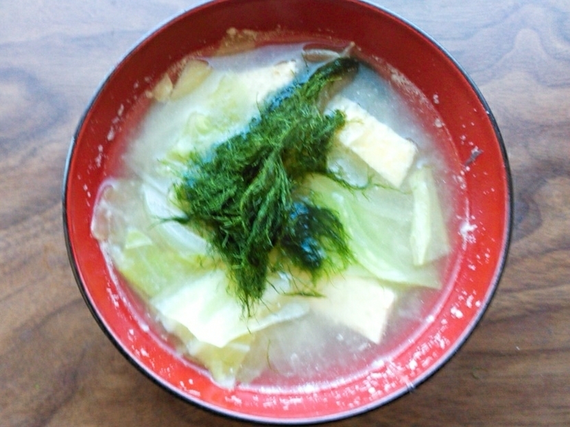 キャベツと豆腐と青のりの白味噌汁