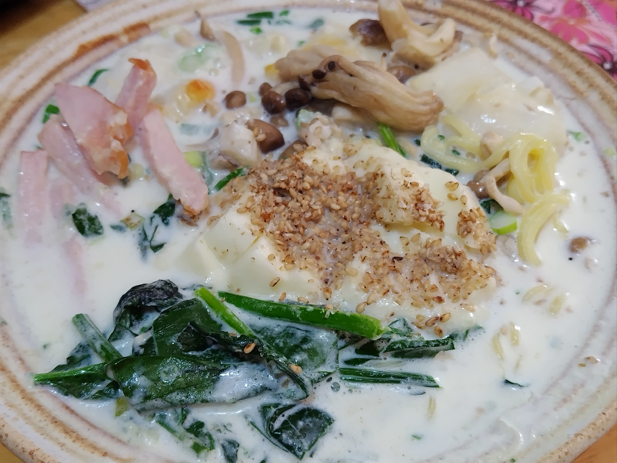 サッポロ一番塩豚骨味で作るミルク鍋風煮込みラーメン