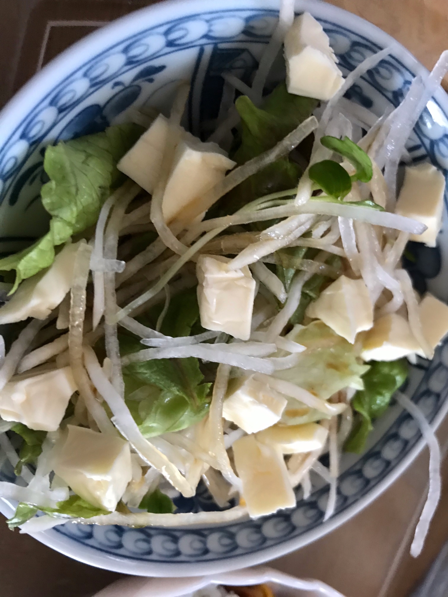 大根とサニーレタスのチーズ入り亜麻仁サラダ