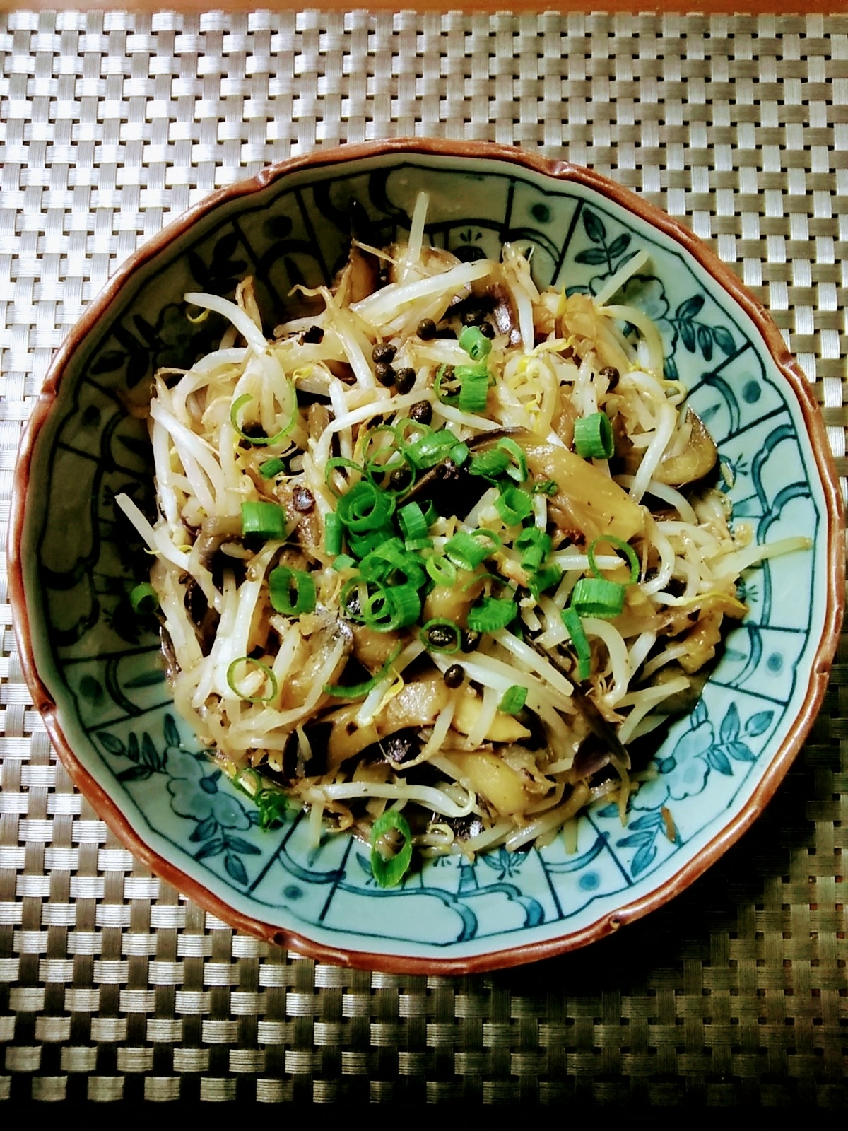 ビールにピッタリ♪茄子ともやしの炒めもの