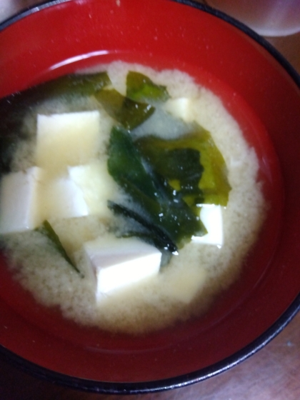 豆腐とわかめとネギと玉葱のお味噌汁