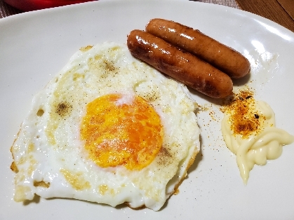 目玉焼きウインナー茹でキャベツサラダ添え