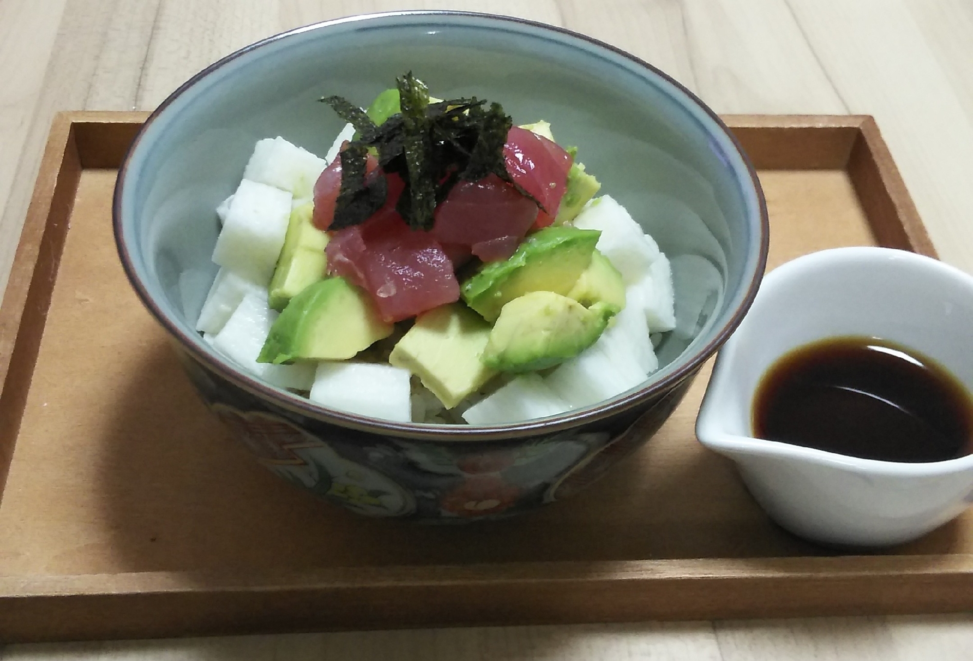 火は使わないよ、切ってのせるだけのマグロ丼