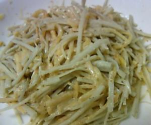 めっちゃシンプル!柿とごぼうのからしゴママヨサラダ