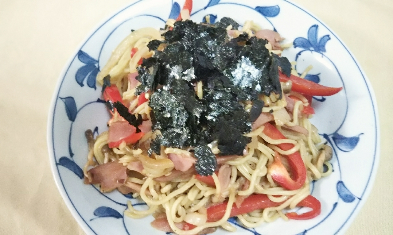 ベーコンで旨みアップ！具材たっぷり焼きそば♪